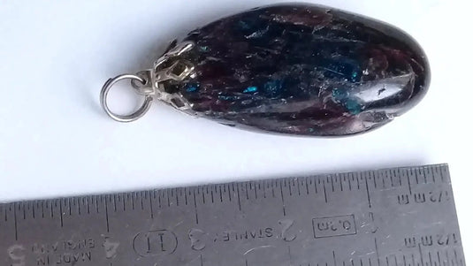 Apatite bleue cristallisée à inclusions de Rutile Hématoïde - Pendentif - Grade Prémium Apatite bleue cristallisée à inclusions de Rutile