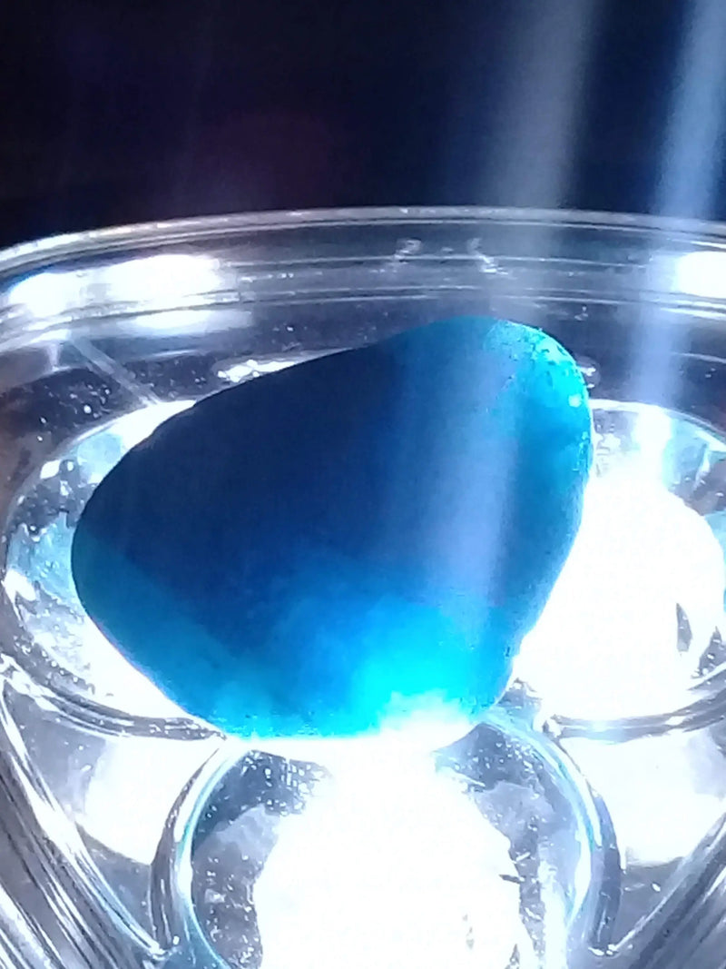 Cargue la imagen en el visor de la galería, Apatite bleue cristallisée Grade A ++++ pierre roulée Apatite bleue cristallisée pierre roulée Dans la besace du p&#39;tit Poucet...   
