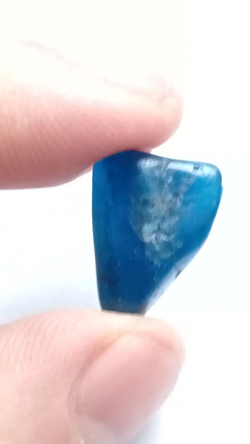 Chargez l&#39;image dans la visionneuse de la galerie, Apatite bleue cristallisée Grade A ++++ pierre roulée Apatite bleue cristallisée pierre roulée Dans la besace du p&#39;tit Poucet...   
