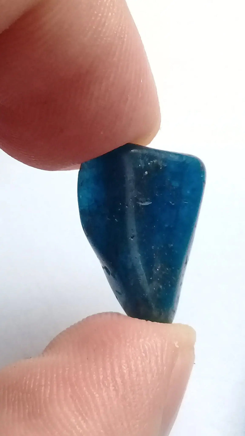 Load image into Gallery viewer, Apatite bleue cristallisée Grade A ++++ pierre roulée Apatite bleue cristallisée pierre roulée Dans la besace du p&#39;tit Poucet...   
