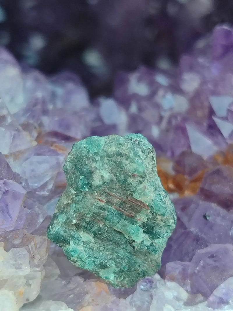 Load image into Gallery viewer, Apatite bleue du Brésil - Pierre brute (Taille Petite à Moyenne) - Grade Prémium Apatite bleue pierre brute
