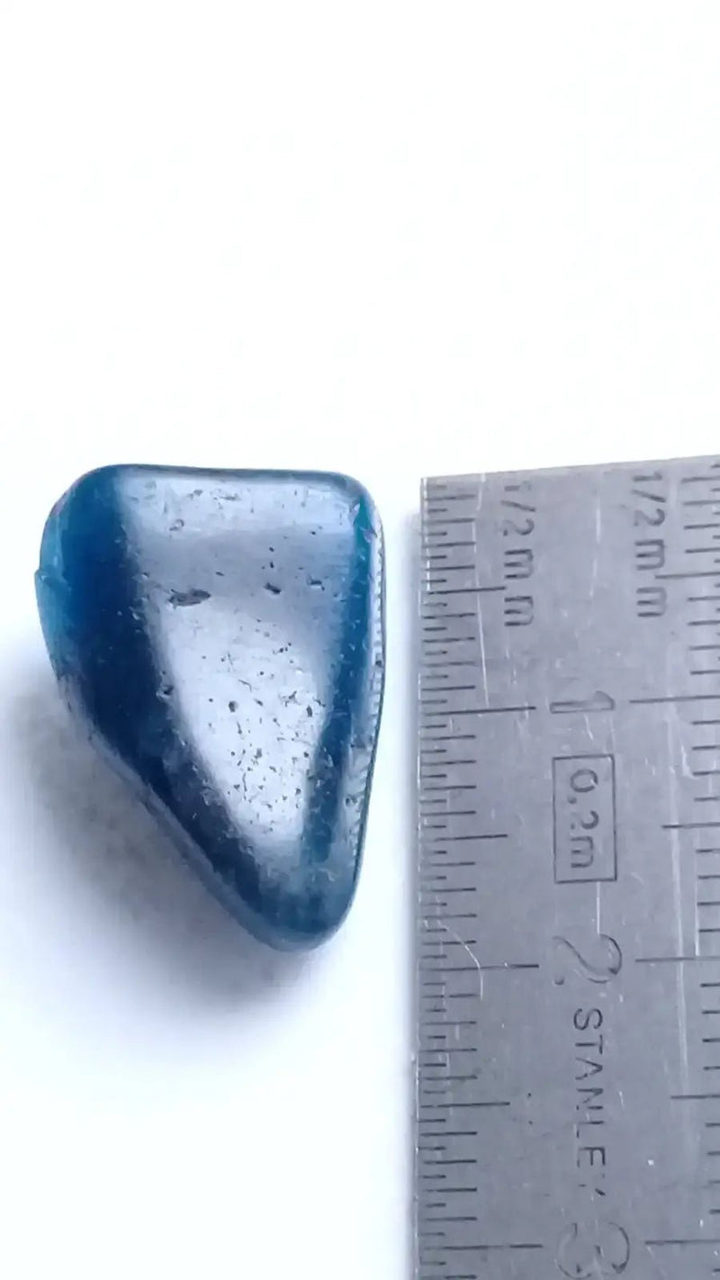 Load image into Gallery viewer, Apatite bleue du Brésil - Pierre roulée (Taille Petite à Moyenne) - Grade Prémium apatite bleue pierre roulée
