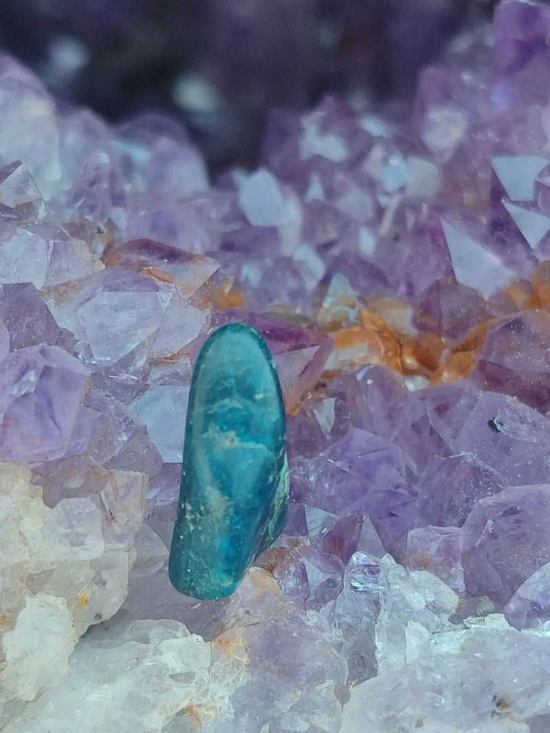 Load image into Gallery viewer, Apatite bleue du Brésil - Pierre roulée (Taille Petite à Moyenne) - Grade Prémium apatite bleue pierre roulée
