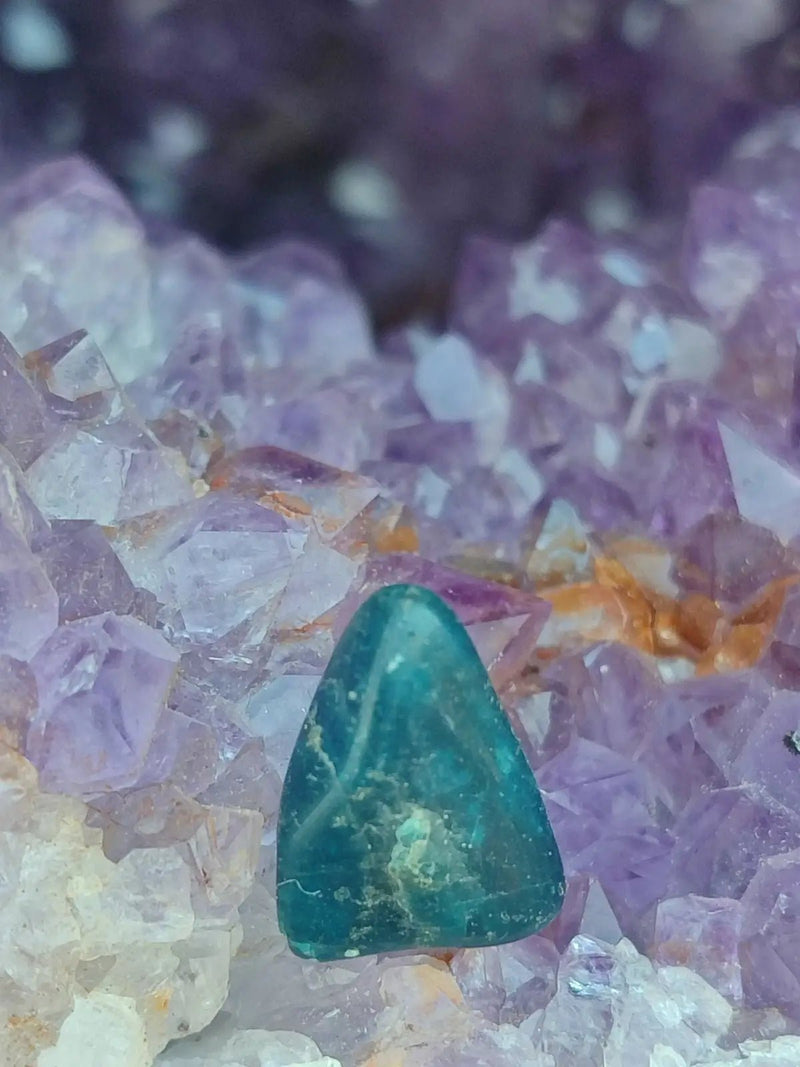 Load image into Gallery viewer, Apatite bleue du Brésil - Pierre roulée (Taille Petite à Moyenne) - Grade Prémium apatite bleue pierre roulée
