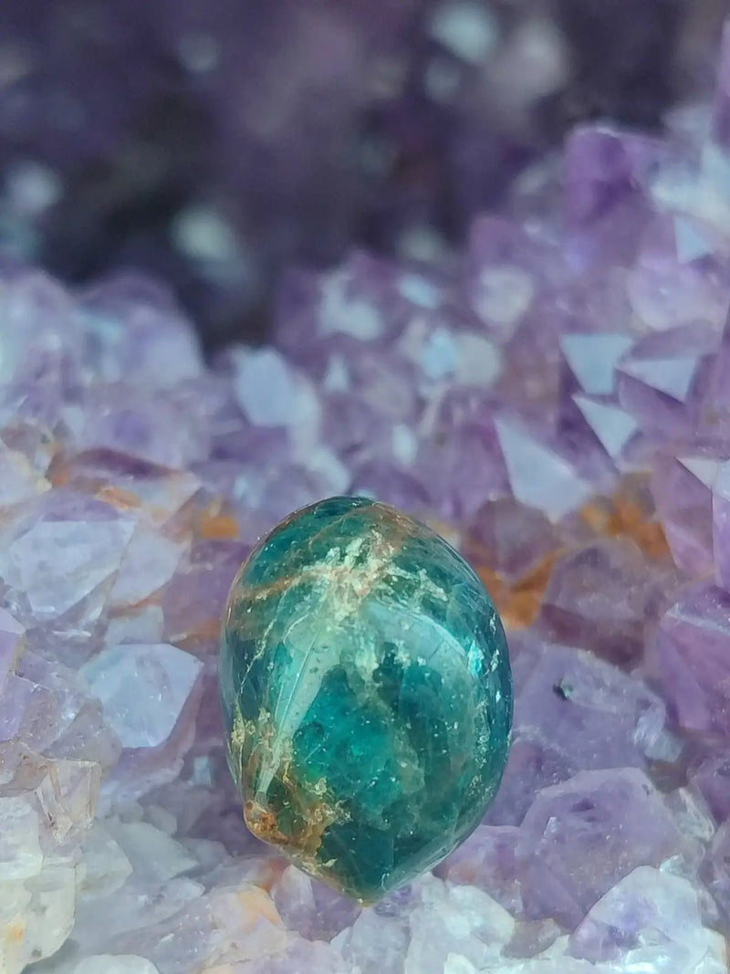 Load image into Gallery viewer, Apatite bleue du Brésil - Pierre roulée (Taille Petite à Moyenne) - Grade Prémium Apatite bleue pierre roulée
