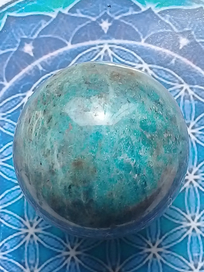 Cargue la imagen en el visor de la galería, Apatite bleue Grade A ++++ Sphère Diam : 6,6cm prov : Madagascar Apatite bleue sphère Diam : 6,6cm Dans la besace du p&#39;tit Poucet...   
