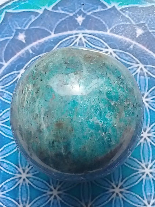 Apatite bleue Grade A ++++ Sphère Diam : 6,6cm prov : Madagascar Apatite bleue sphère Diam : 6,6cm Dans la besace du p'tit Poucet...   