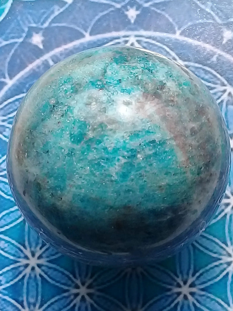 Cargue la imagen en el visor de la galería, Apatite bleue Grade A ++++ Sphère Diam : 6,6cm prov : Madagascar Apatite bleue sphère Diam : 6,6cm Dans la besace du p&#39;tit Poucet...   

