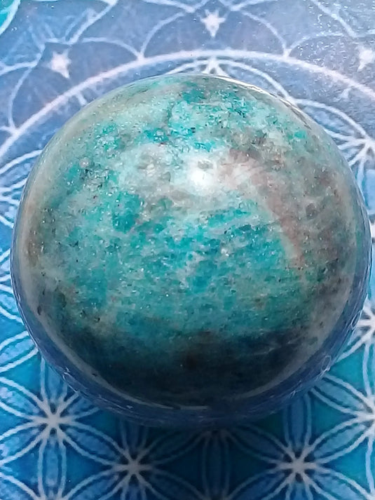 Apatite bleue Grade A ++++ Sphère Diam : 6,6cm prov : Madagascar Apatite bleue sphère Diam : 6,6cm Dans la besace du p'tit Poucet...   