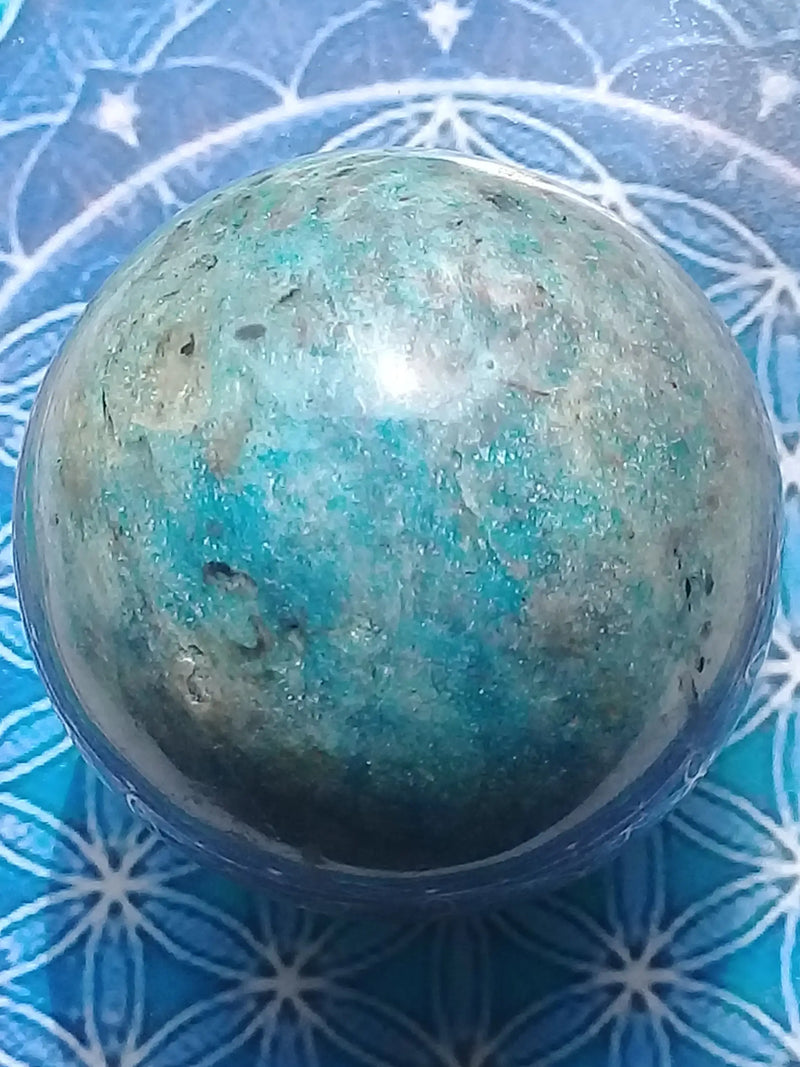 Chargez l&#39;image dans la visionneuse de la galerie, Apatite bleue Grade A ++++ Sphère Diam : 6,6cm prov : Madagascar Apatite bleue sphère Diam : 6,6cm Dans la besace du p&#39;tit Poucet...   
