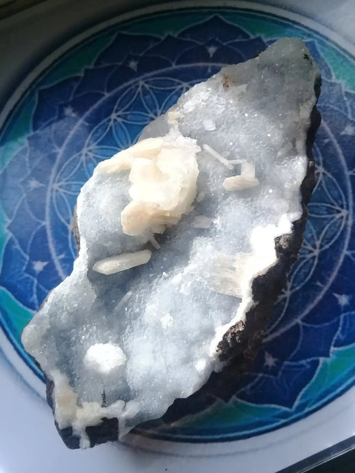 Apophyllite et Stilbite sur calcédoine bleue Brute Grade A +++ pièce de Collection Apophyllite et Stilbite sur Calcédoine bleue