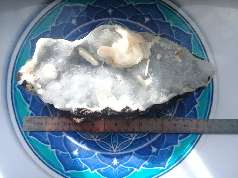 Load image into Gallery viewer, Apophyllite et Stilbite sur calcédoine bleue Brute Grade A +++ pièce de Collection Apophyllite et Stilbite sur Calcédoine bleue
