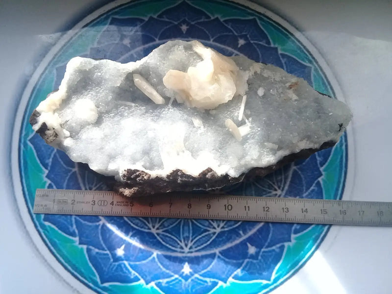Load image into Gallery viewer, Apophyllite et Stilbite sur calcédoine bleue Brute Grade A +++ pièce de Collection Apophyllite et Stilbite sur Calcédoine bleue

