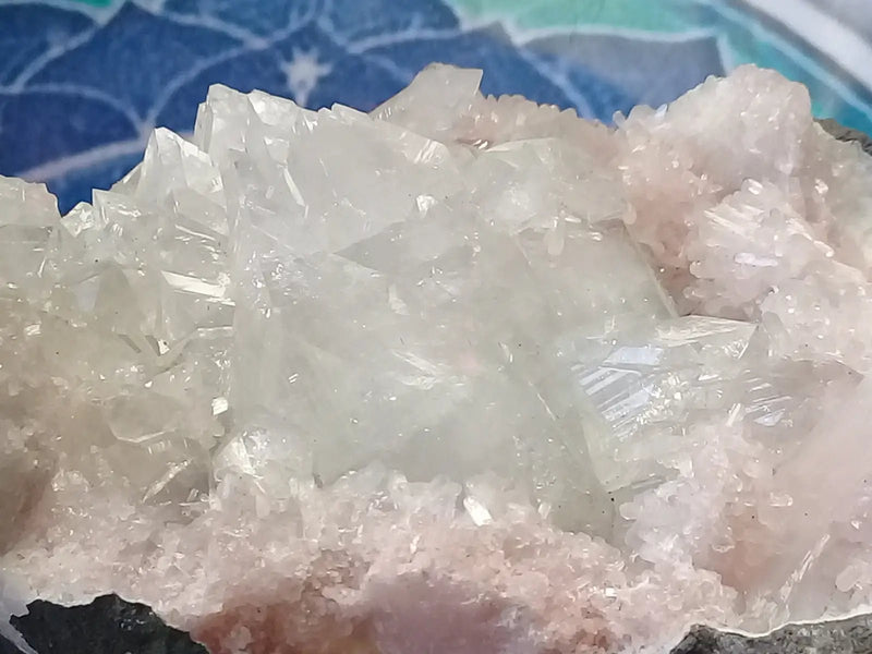 Chargez l&#39;image dans la visionneuse de la galerie, Apophyllite/Rhodochrosite cristallisée Grade A ++++ pièce de Collection Apophyllite sur Rhodochrosite brute cristallisée
