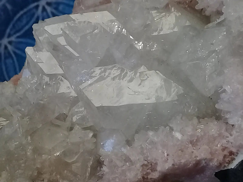 Chargez l&#39;image dans la visionneuse de la galerie, Apophyllite/Rhodochrosite cristallisée Grade A ++++ pièce de Collection Apophyllite sur Rhodochrosite brute cristallisée
