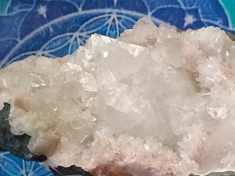 Chargez l&#39;image dans la visionneuse de la galerie, Apophyllite/Rhodochrosite cristallisée Grade A ++++ pièce de Collection Apophyllite sur Rhodochrosite brute cristallisée
