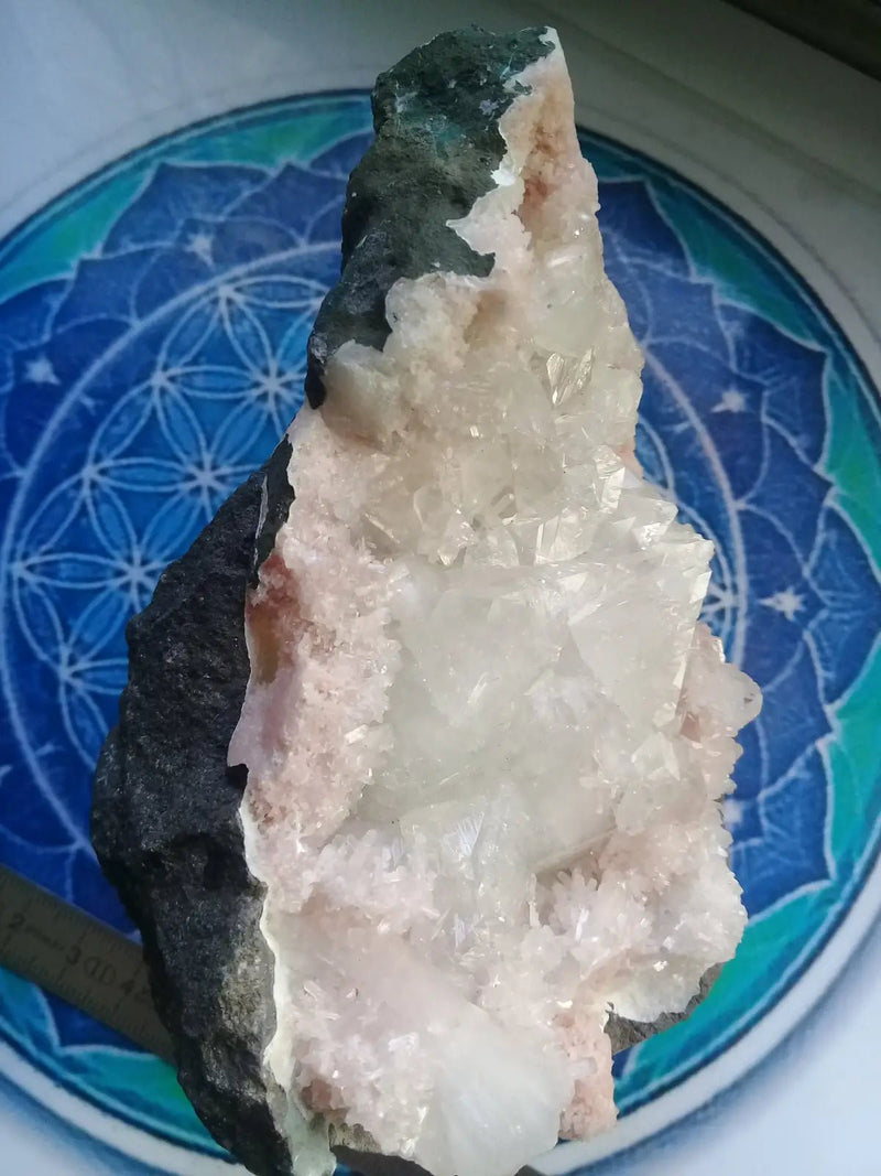 Chargez l&#39;image dans la visionneuse de la galerie, Apophyllite/Rhodochrosite cristallisée Grade A ++++ pièce de Collection Apophyllite sur Rhodochrosite brute cristallisée
