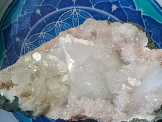 Apophyllite/Rhodochrosite cristallisée Grade A ++++ pièce de Collection Apophyllite sur Rhodochrosite brute cristallisée