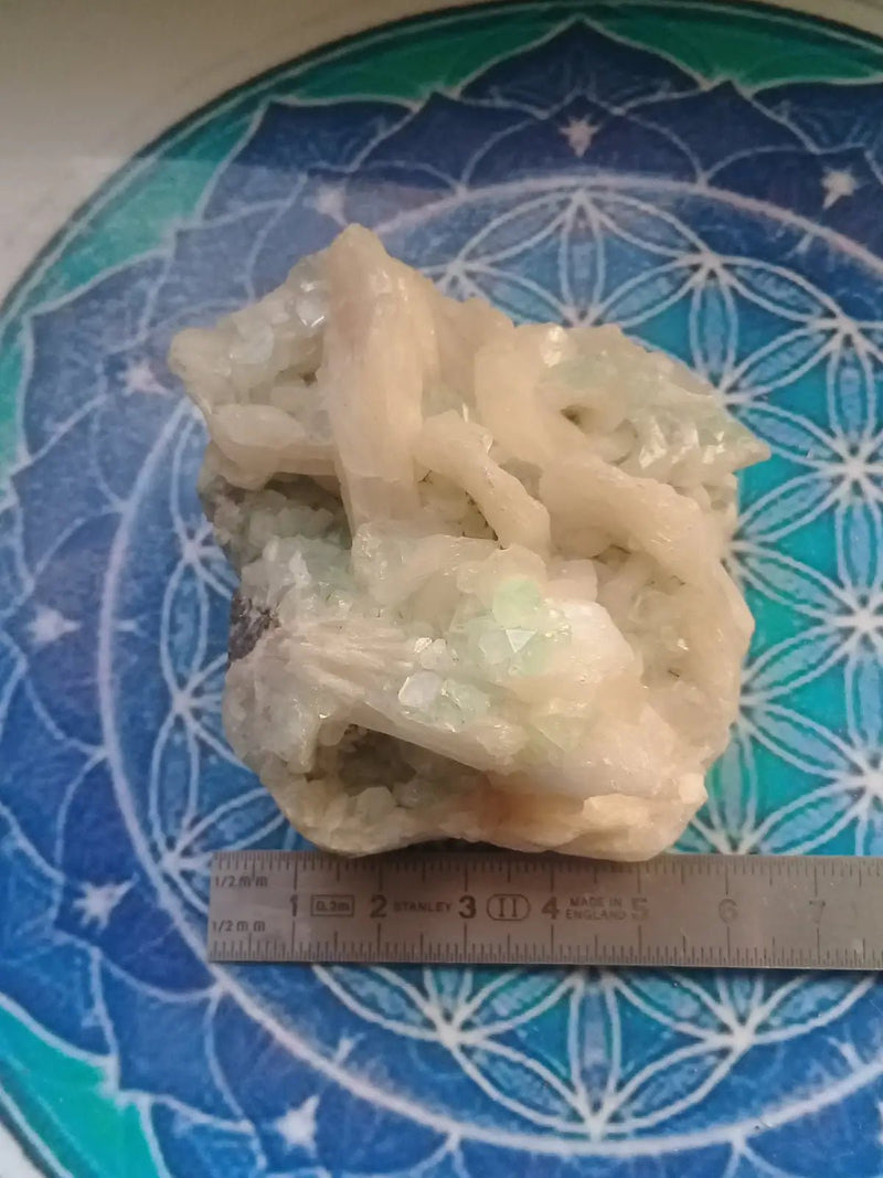 Load image into Gallery viewer, Apophyllite verte et blanche sur Stilbite Grade A ++++ pièce de Collection Apophyllite verte et blanche sur Stilbite
