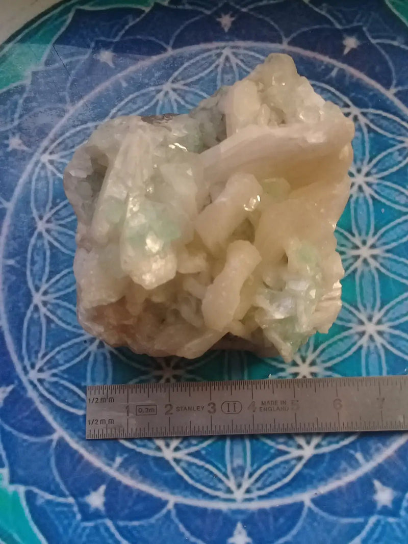 Load image into Gallery viewer, Apophyllite verte et blanche sur Stilbite Grade A ++++ pièce de Collection Apophyllite verte et blanche sur Stilbite
