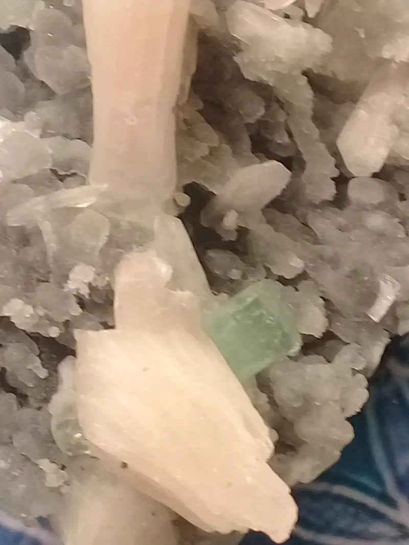 Chargez l&#39;image dans la visionneuse de la galerie, Apophyllite Verte &amp; Stilbite/Calcédoine Grade A ++++ pièce de collection Apophyllite verte cube et Stilbite sur Calcédoine
