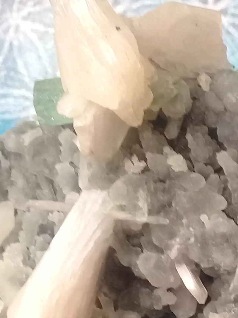 Chargez l&#39;image dans la visionneuse de la galerie, Apophyllite Verte &amp; Stilbite/Calcédoine Grade A ++++ pièce de collection Apophyllite verte cube et Stilbite sur Calcédoine
