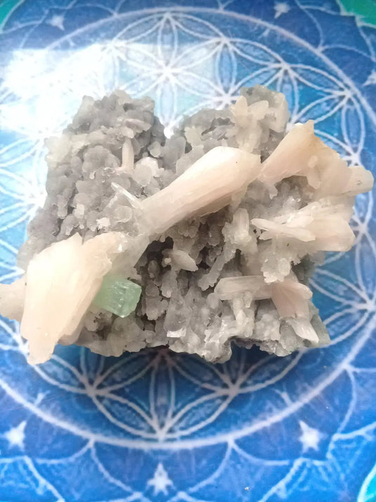 Apophyllite Verte & Stilbite/Calcédoine Grade A ++++ pièce de collection Apophyllite verte cube et Stilbite sur Calcédoine