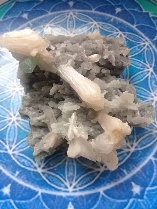 Apophyllite Verte & Stilbite/Calcédoine Grade A ++++ pièce de collection Apophyllite verte cube et Stilbite sur Calcédoine