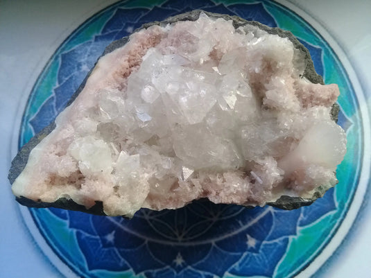 Apophyllite/Rhodochrosite cristallisée Grade A ++++ pièce de Collection Apophyllite sur Rhodochrosite brute cristallisée Dans la besace du p'tit Poucet...   