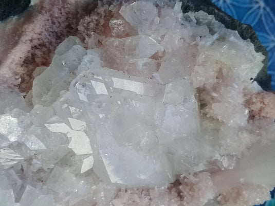 Apophyllite/Rhodochrosite cristallisée Grade A ++++ pièce de Collection Apophyllite sur Rhodochrosite brute cristallisée Dans la besace du p'tit Poucet...   