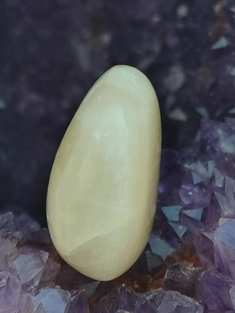 Chargez l&#39;image dans la visionneuse de la galerie, Aragonite blanche de la province d’Almería - Pierre roulée -Grade Prémium Aragonite blanche pierre roulée
