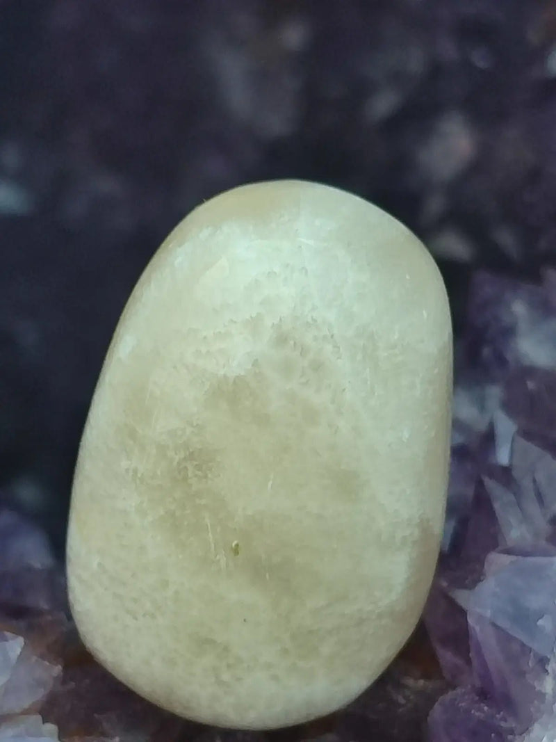 Load image into Gallery viewer, Aragonite blanche de Luzón (Guadalajara) - Pierre roulée -Grade Prémium Aragonite blanche pierre roulée
