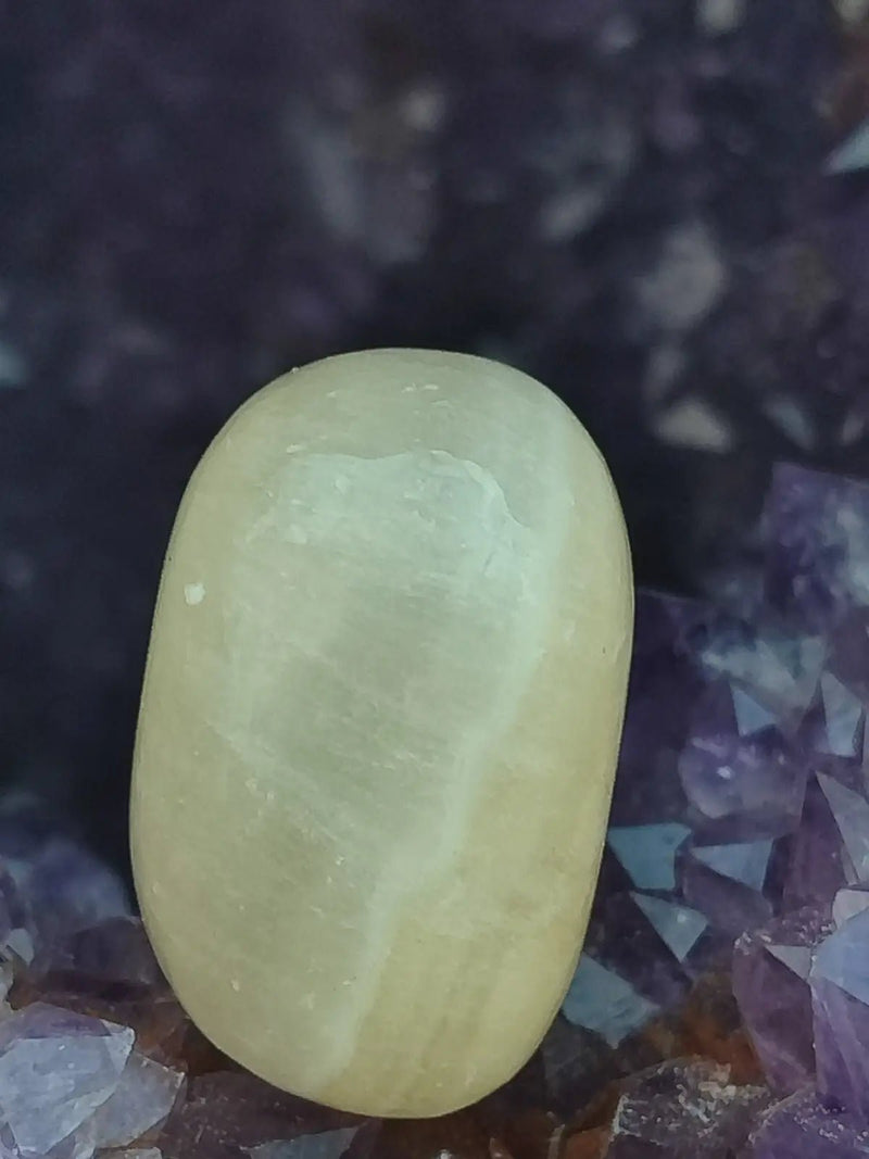 Chargez l&#39;image dans la visionneuse de la galerie, Aragonite blanche de Luzón (Guadalajara) - Pierre roulée -Grade Prémium Aragonite blanche pierre roulée
