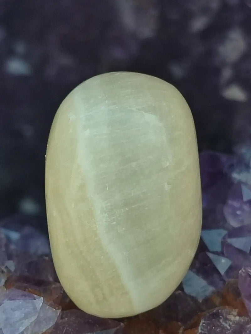 Chargez l&#39;image dans la visionneuse de la galerie, Aragonite blanche de Luzón (Guadalajara) - Pierre roulée -Grade Prémium Aragonite blanche pierre roulée
