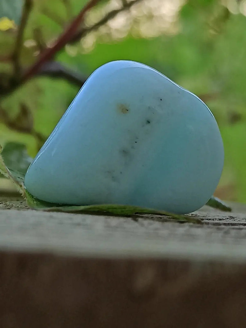Load image into Gallery viewer, Aragonite Bleue d’Afghanistan - Pierre roulée aspect soyeux - Grade Prémium Aragonite Bleue pierre roulée
