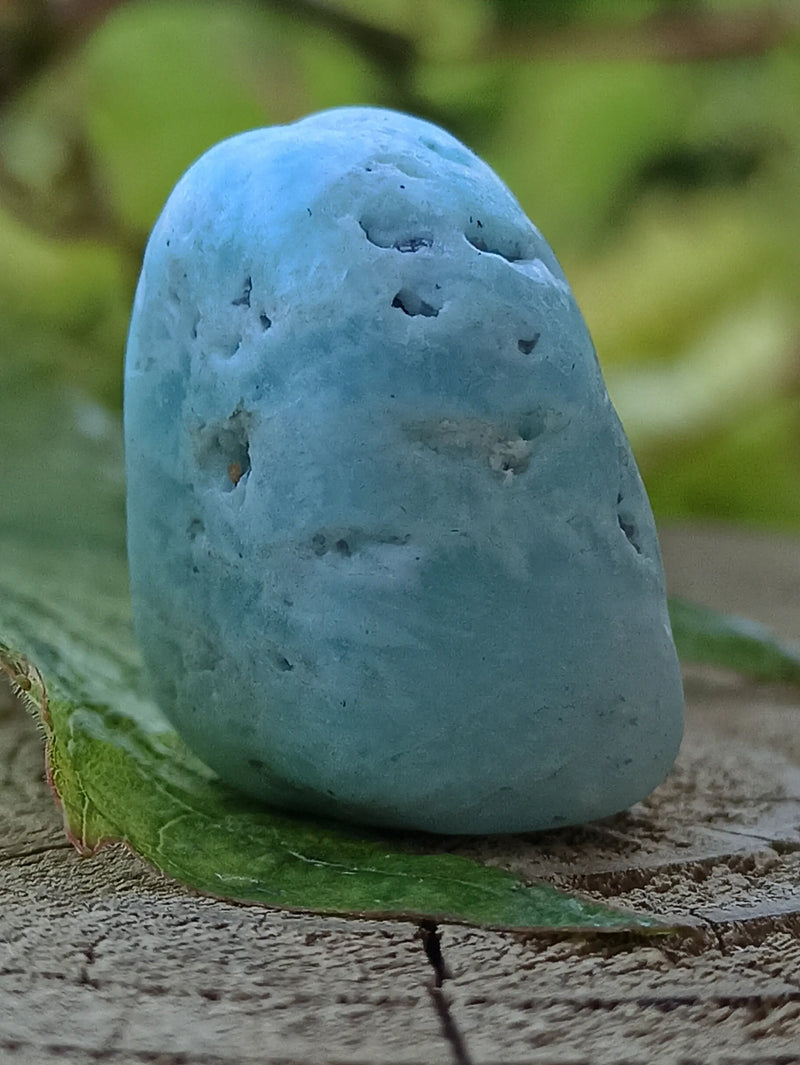 Cargue la imagen en el visor de la galería, Aragonite Bleue pierre roulée aspect brute Grade A++++ Aragonite Bleue pierre roulée aspect brute Dans la besace du p&#39;tit Poucet   
