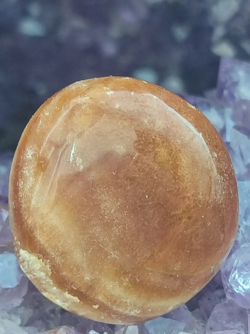 Load image into Gallery viewer, Aragonite Miel de région de la région de Midelt Maroc - Pierre roulée - Grade Prémium Aragonite miel pierre roulée

