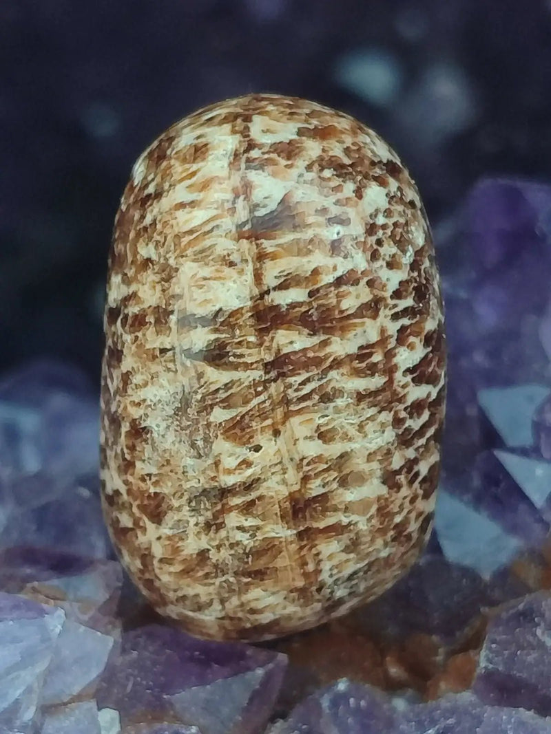 Load image into Gallery viewer, Aragonite rubanée de la région de Tazouta Maroc - Pierre roulée - Grade Prémium Aragonite rubanée pierre roulée
