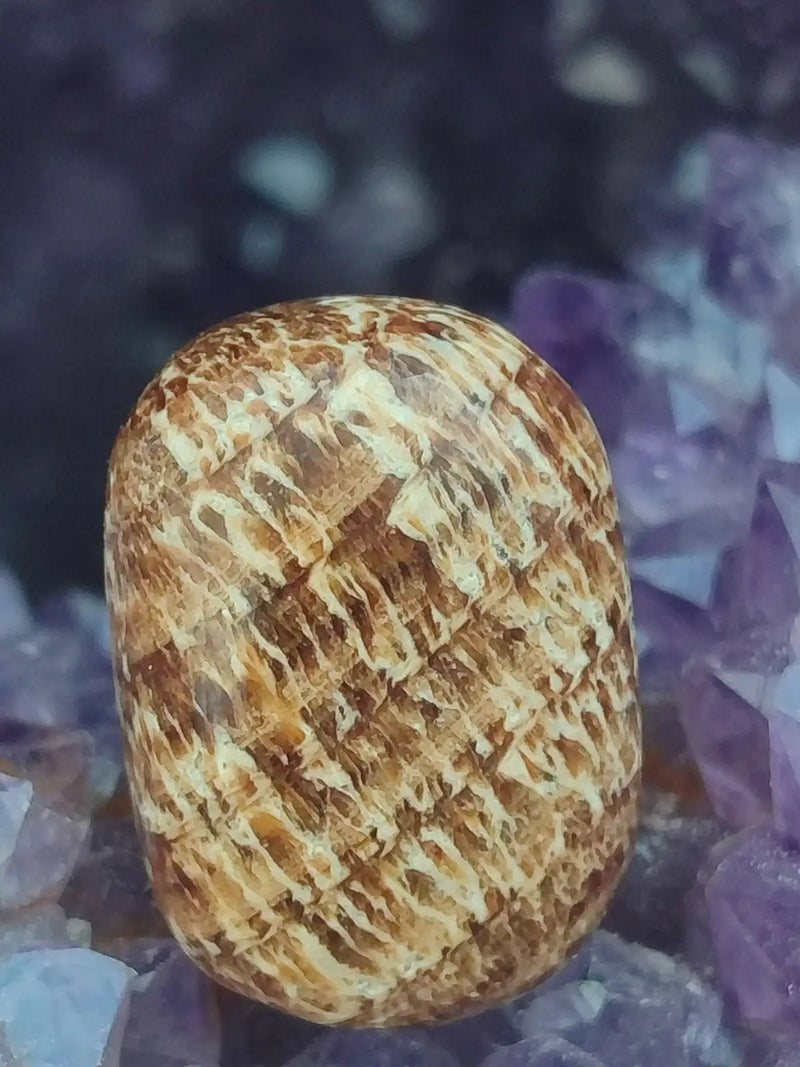 Load image into Gallery viewer, Aragonite rubanée de la région de Tazouta Maroc - Pierre roulée - Grade Prémium Aragonite rubanée pierre roulée
