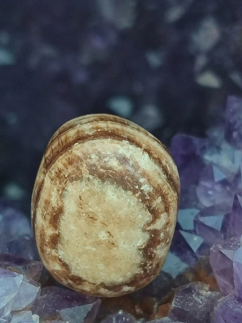 Load image into Gallery viewer, Aragonite rubanée de la région de Tazouta Maroc - Pierre roulée - Grade Prémium Aragonite rubanée pierre roulée
