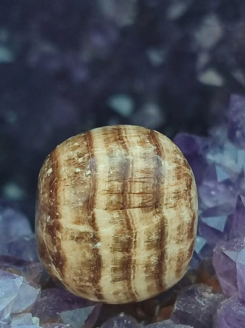 Load image into Gallery viewer, Aragonite rubanée de la région de Tazouta Maroc - Pierre roulée - Grade Prémium Aragonite rubanée pierre roulée
