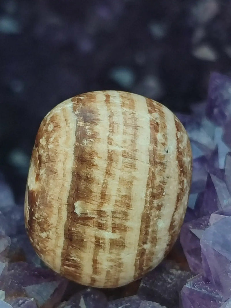 Load image into Gallery viewer, Aragonite rubanée de la région de Tazouta Maroc - Pierre roulée - Grade Prémium Aragonite rubanée pierre roulée
