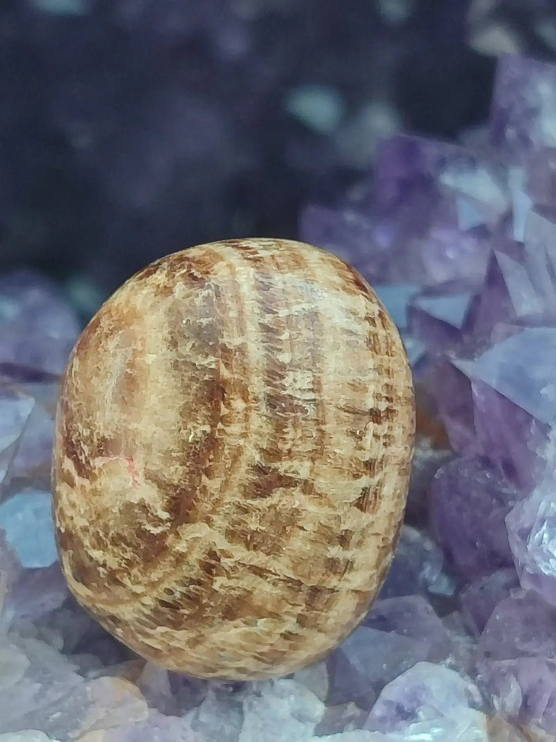 Load image into Gallery viewer, Aragonite rubanée de la région de Tazouta Maroc - Pierre roulée - Grade Prémium Aragonite rubanée pierre roulée
