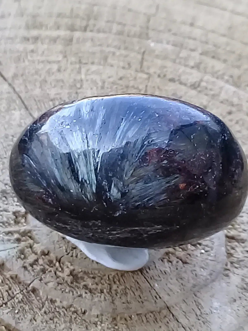 Chargez l&#39;image dans la visionneuse de la galerie, Astrophyllite du Brésil pierre roulée Grade A++++ Astrophyllite du Brésil pierre roulée
