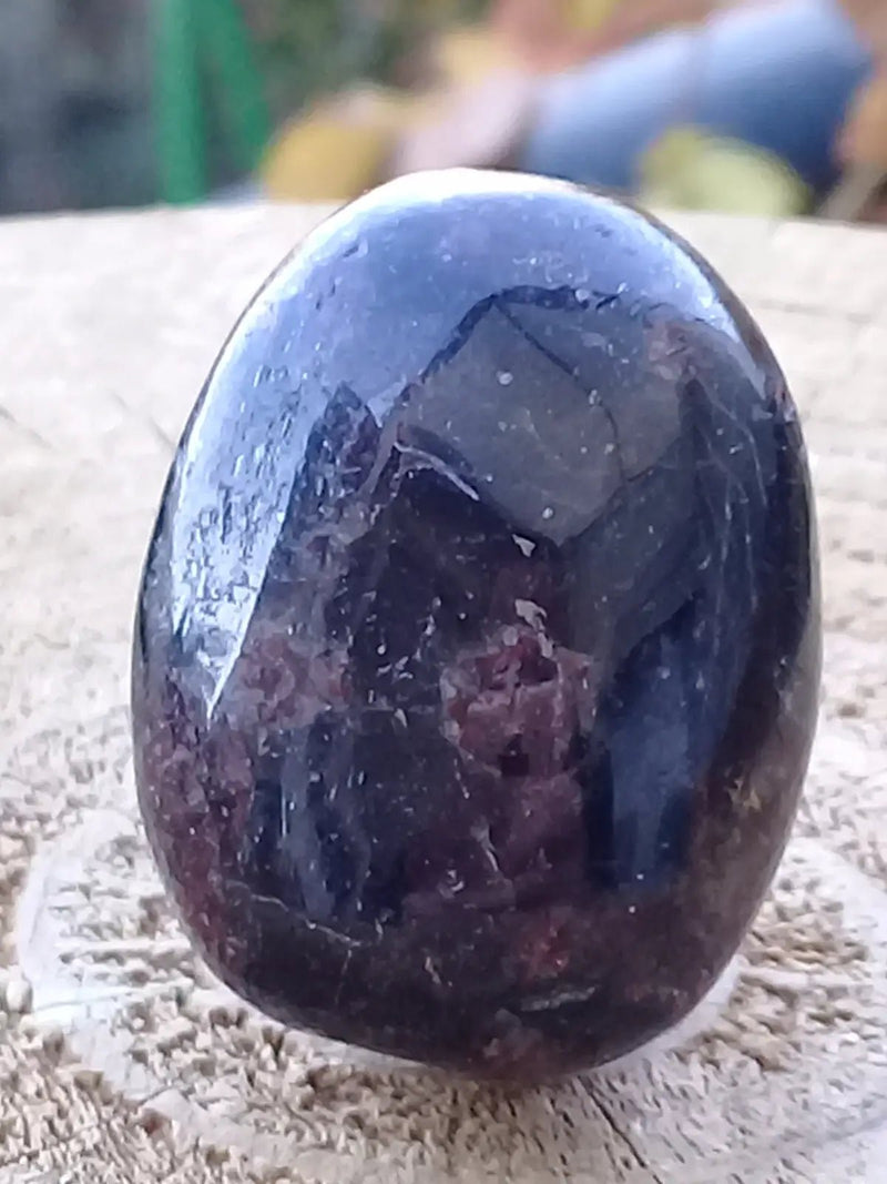 Chargez l&#39;image dans la visionneuse de la galerie, Astrophyllite du Brésil pierre roulée Grade A++++ Astrophyllite du Brésil pierre roulée
