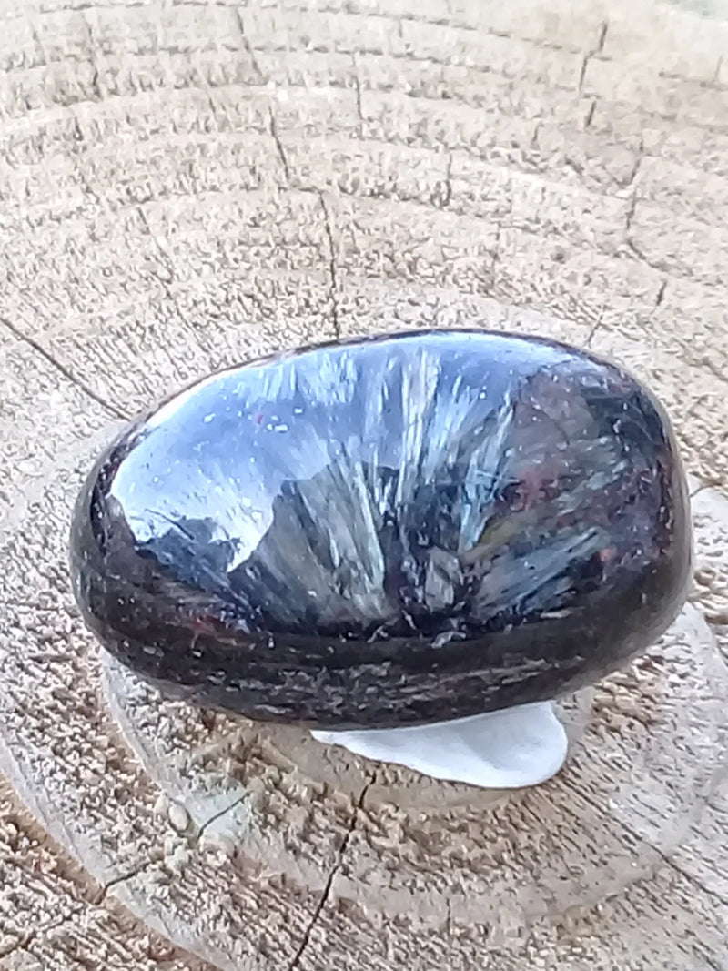 Cargue la imagen en el visor de la galería, Astrophyllite du Brésil pierre roulée Grade A++++ Astrophyllite du Brésil pierre roulée Dans la besace du p&#39;tit Poucet   
