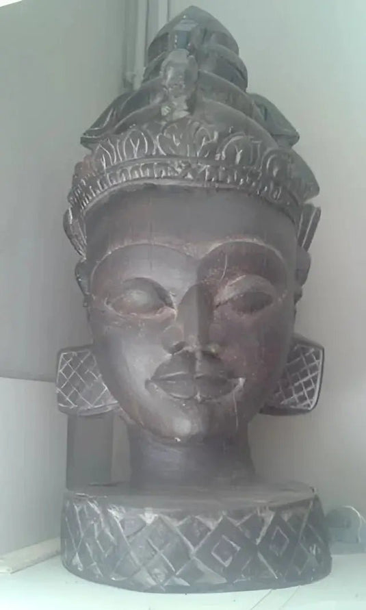 Belle tête de femme africaine recouverte de sa coiffe de cérémonie (grande taille) Belle tête de femme africaine recouverte de sa coiffe