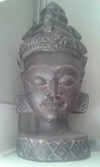 Belle tête de femme africaine recouverte de sa coiffe de cérémonie (grande taille) Belle tête de femme africaine recouverte de sa coiffe de cérémonie (grande taille) Dans la besace du p'tit Poucet...   