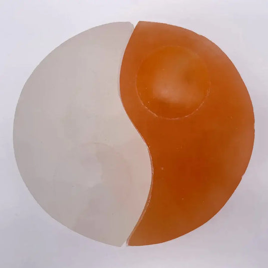 Bougeoir Sélénite blanche et orange Ø 13.5cm X 5cm env. Bougeoir Sélénite blanche et orange Dans la besace du p'tit Poucet   