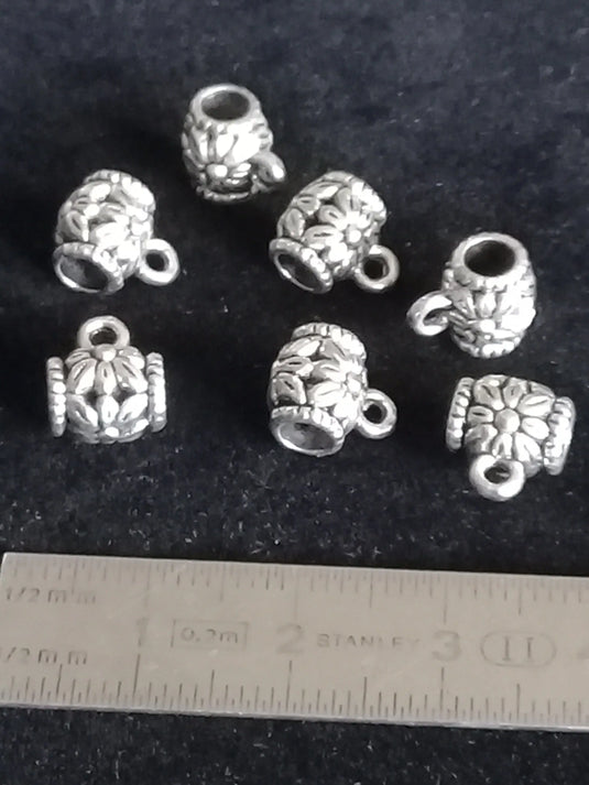 Breloque perle avec anneau d’attache Diam : 6mm Prix à l’unité Breloques perles avec anneau d'attache Diam : 6mm couleur Argent Dans la besace du p'tit Poucet   